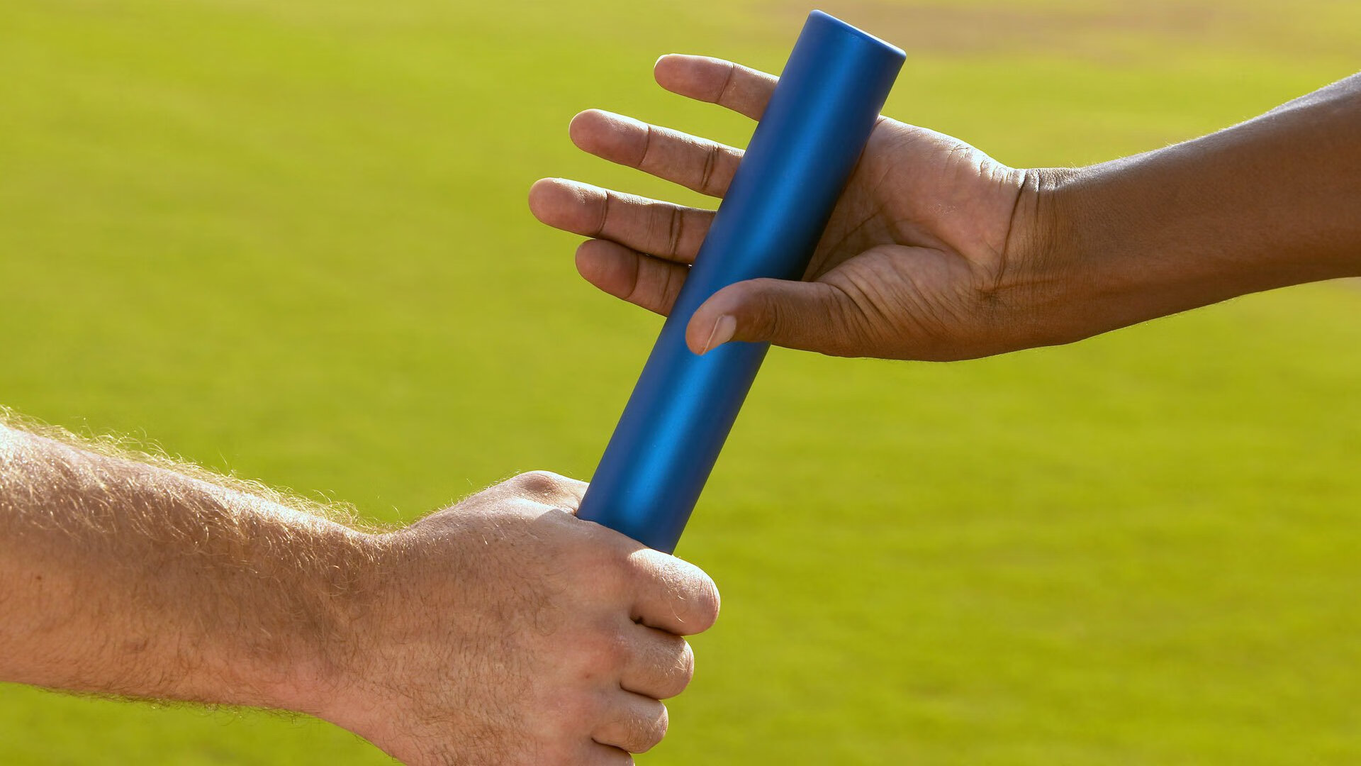 德国马术队在2024年欧洲三项赛锦标赛中以“Team Spirit”马匹获得团体银牌，展现强大实力。